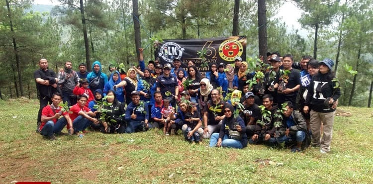 Petugas DLH kabupaten Pasuruan dan perwakilan perusahaan saat lakukan penghijauan di lereng gunung Arjuno