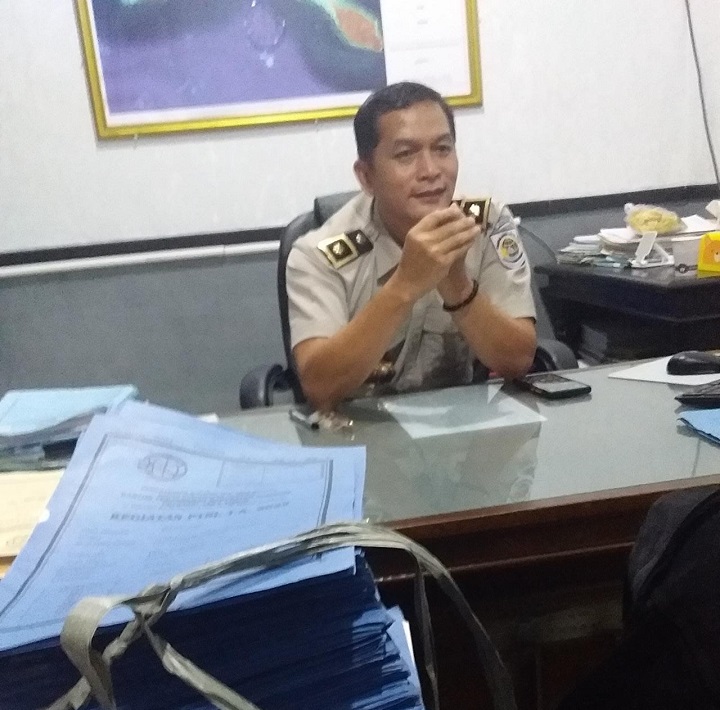 Kepala Seksi Survei dan Pemetaan, BPN kab. Sumenep,  Dwi Nanto Wibowo A. Ptnh.  di ruang kerjanya. SP/Ainur Rahman