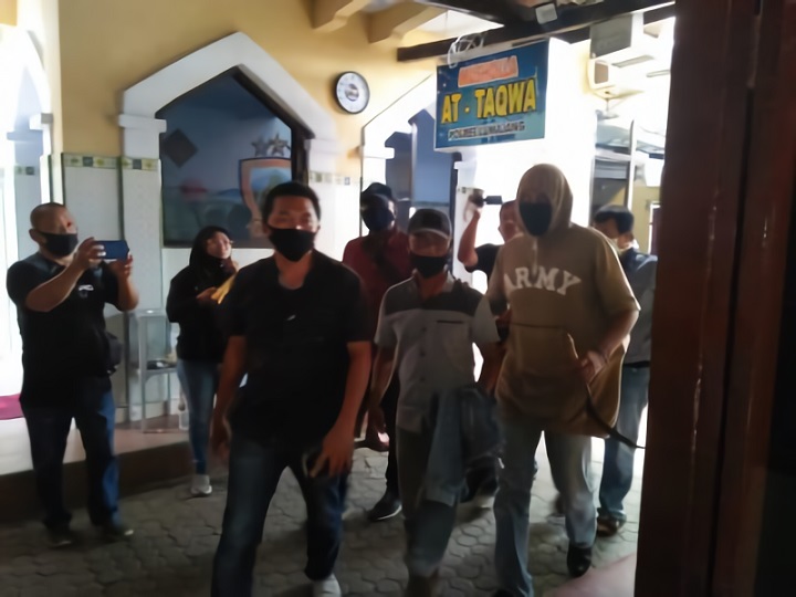 Polisi mengamankan Abdul Saman dan barang bukti celurit yang digunakan untuk menganiaya korban. SP/Lim