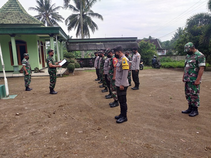 Danramil Panggungrejo Kapten Inf Guntoro pimpin apel Gabungan. SP/Hadi Lestariono