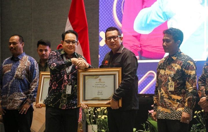 Pj Wali Kota Ali Kuncoro saat menerima penghargaan Koni Jatim Award 2023. SP/Dwy AS
