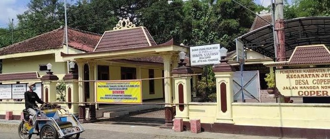 Balai Desa Coper, Kecamatan Jetis, Ponorogo lockdown setelah dua perangkat desa meninggal terkonfirmasi positif Covid-19, Kamis (3/6/2021).SP/TN