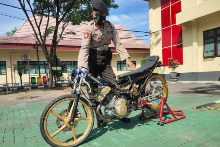 Satu buah motor yang diamankan petugas Polres Magetan saat penggagalan aksi balapan liar di kawasan Ring Road Sukomoro, Magetan, Jatim, Kamis (18/11/2021) dini hari.