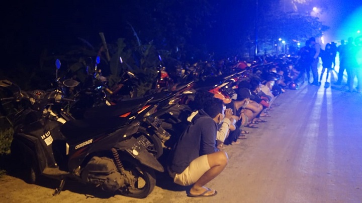 Petugas saat mengamankan balapan liar di Jalan Raya Lengkong, Trowulan, Mojokerto. SP/Dwy AS