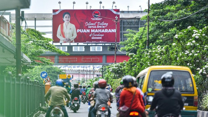 Baliho menyambut Puan Maharani di tengah Kota Surabaya.