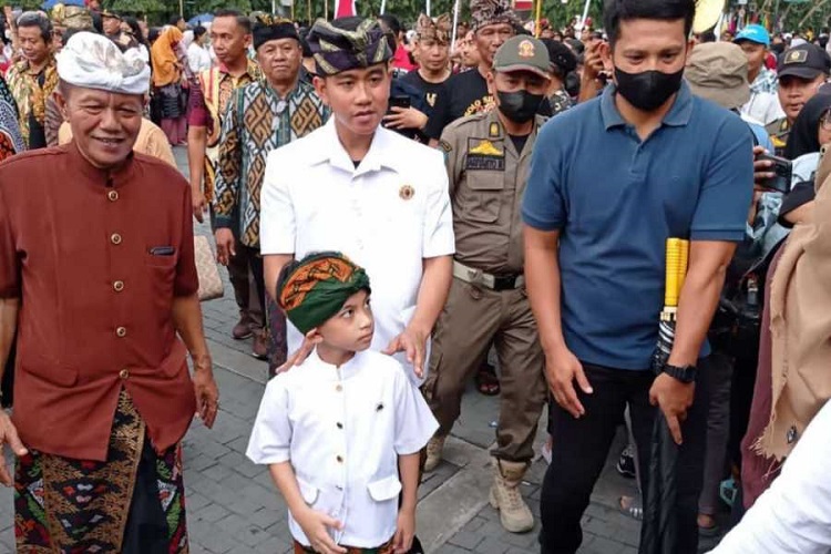 Walikota Solo, Gibran Rakabuming saat ikut memperingati Hari Raya Nyepi bersama anaknya Jan Etes. SP/Dsy