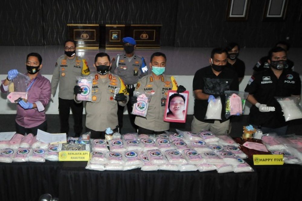 Polrestabes Surabaya mengungkap kasus narkoba dengan bandar HIS yang ditembak mati karena mengancam petugas saat dilakukan penangkapan.