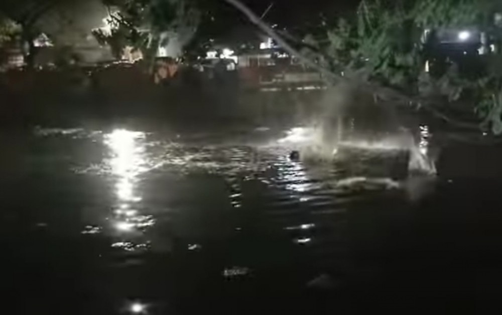 Dua pelaku curanmor nyebur ke sungai dan dikepung warga.