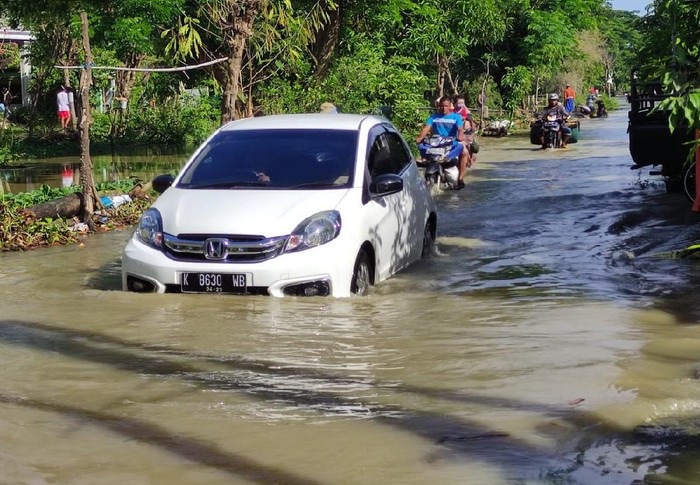 2 tanggul yang jebol membuat sejumlah wilayah tergenang banjir.