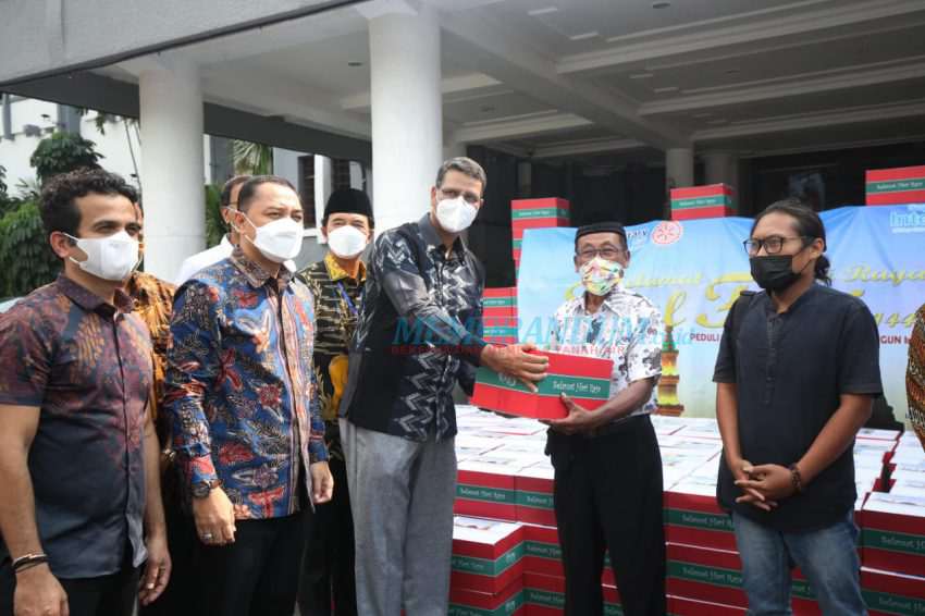 Ratusan paket sembako bantuan dari Yayasan Spins Interactional School dan Rotary Club Surabaya Central untuk para seniman terdampak COVID-19 di Balai Kota Surabaya, Jumat (7/5/2021). SP/PEMKOT SURABAYA