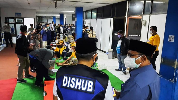 Sejumlah korban KMP Yunicee dievakuasi di Pelabuhan Ketapang.