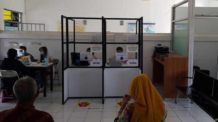 Warga menunggu antrian tes covid-19 dengan GeNose. Diharapkan dengan adanya GeNose dapat meringankan masyarakat yang ingin bepergian tidak mengeluarkan biaya besar untuk tes.