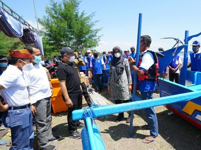 Bupati Banyuwangi Ipuk Fiestiandani menyerahkan bantuan kapal fiber dan alat bantu penangkapan ikan.