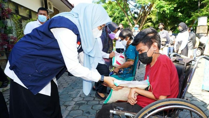 Bupati Banyuwangi, Ipuk Fiestiandani memberikan bansos kepada warga di Posko Penanganan COVID-19 Kabupaten Banyuwangi, Rabu (4/8/2021). 