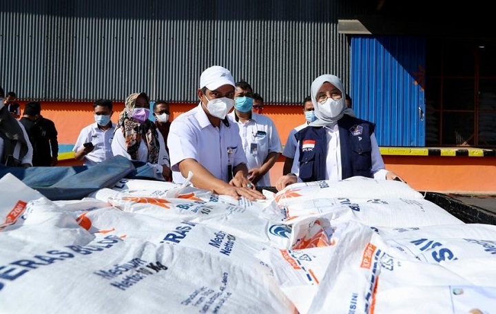 Bupati Banyuwangi Ipuk Fiestiandani dan Pimpinan Cabang Bulog Banyuwangi Jusri Pakke saat akan memberangkatkan bansos beras.