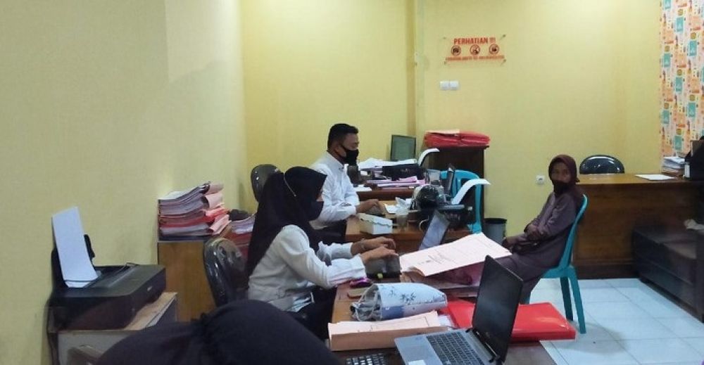 Ibu angkat korban sedang diperiksa penyidik. SP/ DECOM