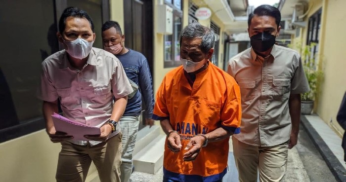 DW, ayah pelaku pemerkosaan terhadap 2 anak kandungnya diamankan polisi.