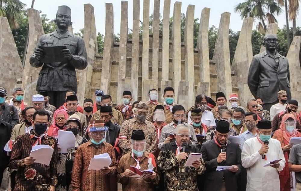 Para deklarator diantaranya Din Syamsudin, mantan Panglima TNI Gatot Nurmantyo, membacakan hasil maklumat Koalisi Aksi Menyelamatkan Indonesia di Tugu Proklamasi Jakarta, Selasa (18/8/2020). SP/Erick kresn