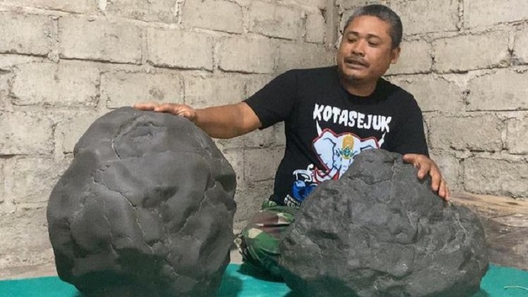 Suprianto (43) saat menunjukkan kedua batu meteor temuannya di hutan Kedung Ngaron, Bringin, di lereng Gunung Pandan, Nganjuk. SP/ NGK