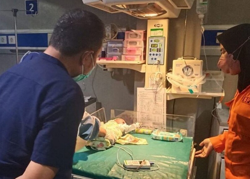 Bayi yang ditemukan di atas genting rumah warga Dharmusada Indah Surabaya saat mendapatkan perawatan insentif di rumah sakit.
