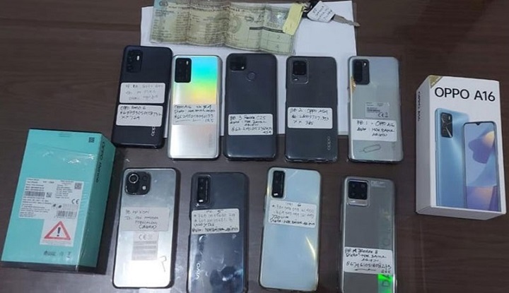 Barang bukti yang disita polisi dari para pelaku. 