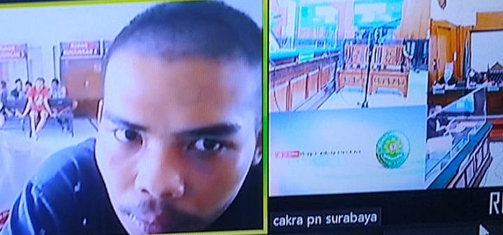 Terdakwa Dedo Prasetyo Utomo mendengarkan putusan hakim di PN Surabaya, Selasa (28/09/2021). SP/Budi Mulyono