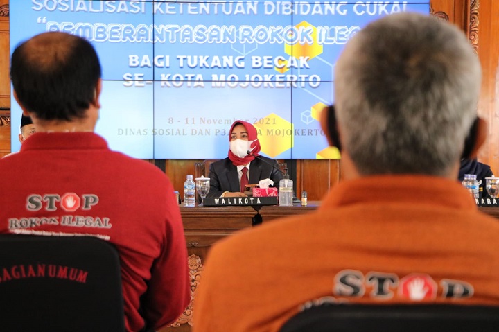Wali Kota Mojokerto, Ika Puspitasari saat membuka sosialisasi bidang cukai hari ketiga yang dilaksanakan di pendopo Sabha Kridatama Rumah Rakyat Kota Mojokerto. SP/Dwy Agus Susanti