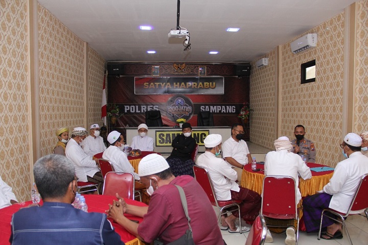 Kapolres Sampang AKBP Arman saat berdiskusi dengan 16 perwakilan Forum Ummat Islam (FUI) Kab. Sampang. SP/Her