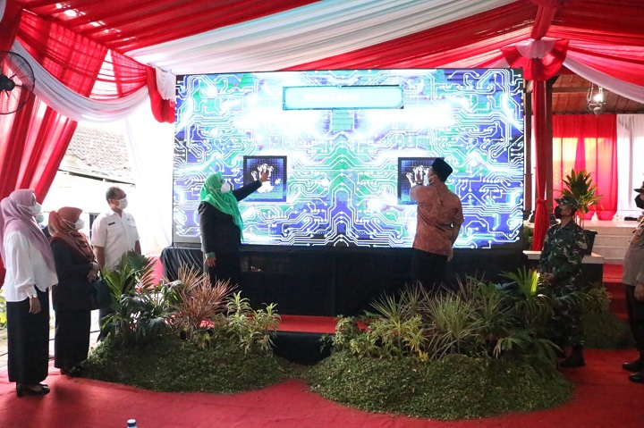 Bupati Gus Yani dan Wabup Ning Min saat melaunching tiga program bagi kesejahteraan masyarakat di Kelurahan Ngargosari, Kebomas. SP