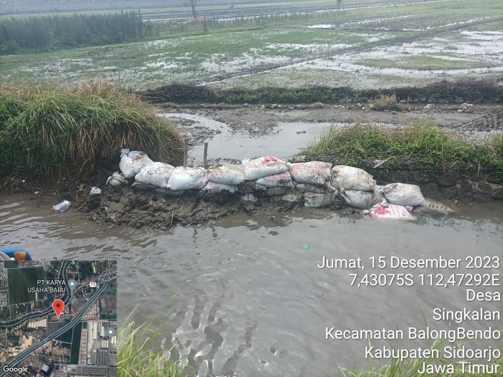 Kondisi air sungai yang meluap di  persawahan dusun kanigoro, akibat tanggul sungai jebol. SP/Jum