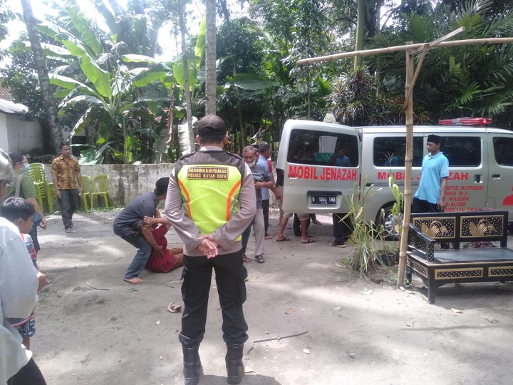Suasana haru saat jenazah korban tiba di rumah duka. SP/Hadi Lestariono