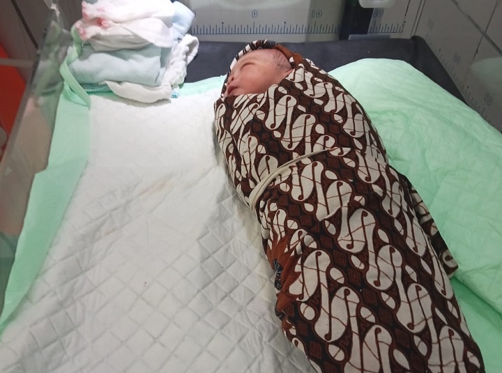 Bayi saat ditemukan terbungkus kain jarik. SP/Hadi Lestariono