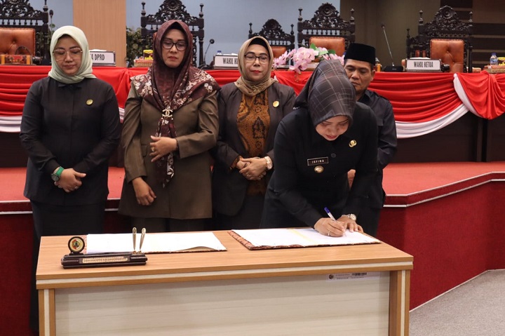 Bupati saat menandatangani kesepakatan bersama dengan DPRD Kabupaten Mojokerto terhadap 3 raperda.