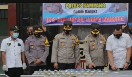  Kapolres Sampang AKBP Abdul Hafidz langsung memantau jalannya tes urin. SP/Gan
