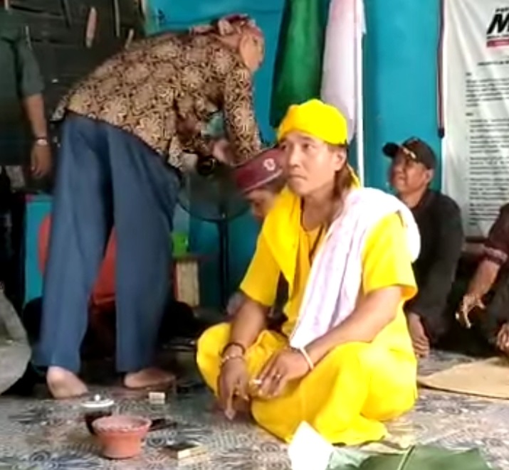 Anggota DPRD Gresik Nur Hudi Didin Arianto saat mengikuti ritual pernikahan manusia dengan seekor kambing yang dinilai telah menistakan agama. SP/Grs
