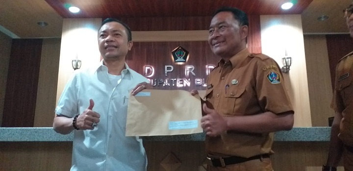 Rahmat Santoso menyerahkan surat pengunduran dirinya ke DPRD Kabupaten Blitar. SP/Lestariono