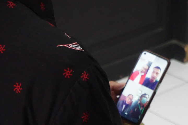 Terdakwa Muhammad Budiyono menjalani sidang melalui Video Call. SP/Budi Mulyono