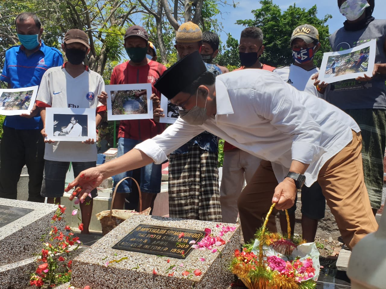 Machfud Ziarah ke Makam Walikota Moestadjab Soemowidigdo. Selasa (10/11). SP/ALQOMARUDDIN.