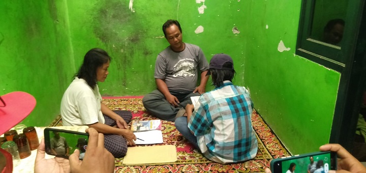 Korban bersama kedua orang tuanya saat ditemui sejumlah awak media. SP/Grs