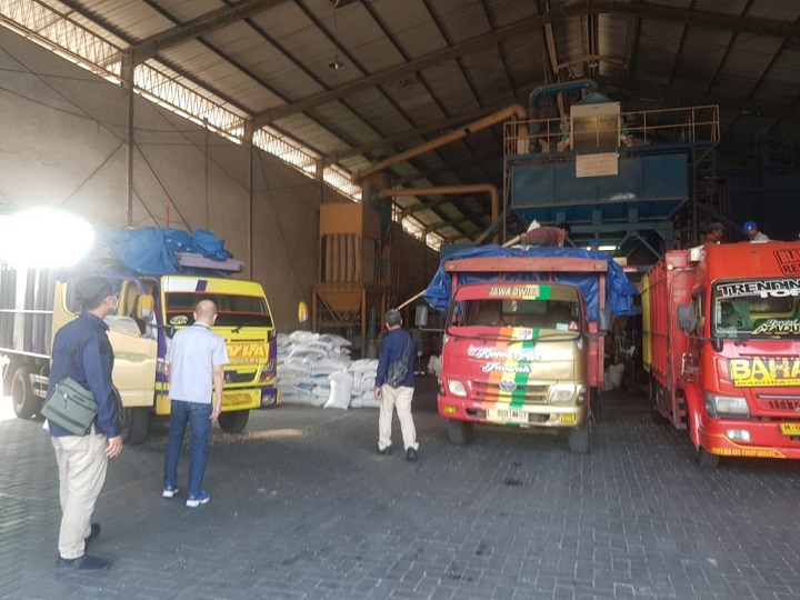 Satgas Pangan Jatim Melakukan Pengecekan harga kedelai. SP/Anggadia Muhammad