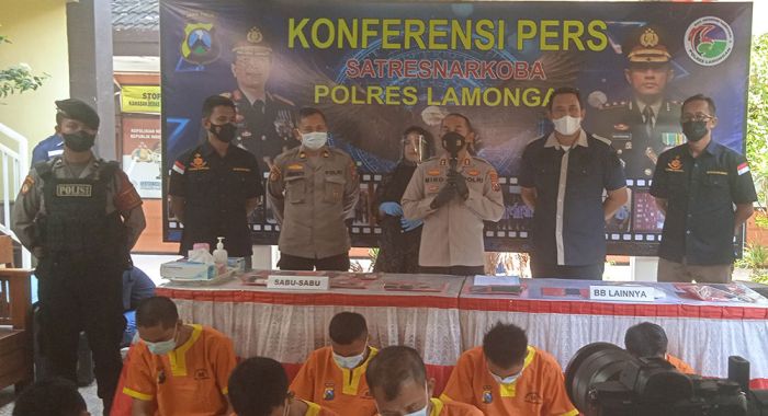 Kapolres Lamongan, AKBP Miko Indrayana saat melakukan konferensi pers di Mapolres Lamongan, Selasa (11/1).