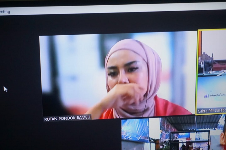 Medina Zein saat menjalni sidang secara virtual karena menjual tas palsu. SP/Budi Mulyono