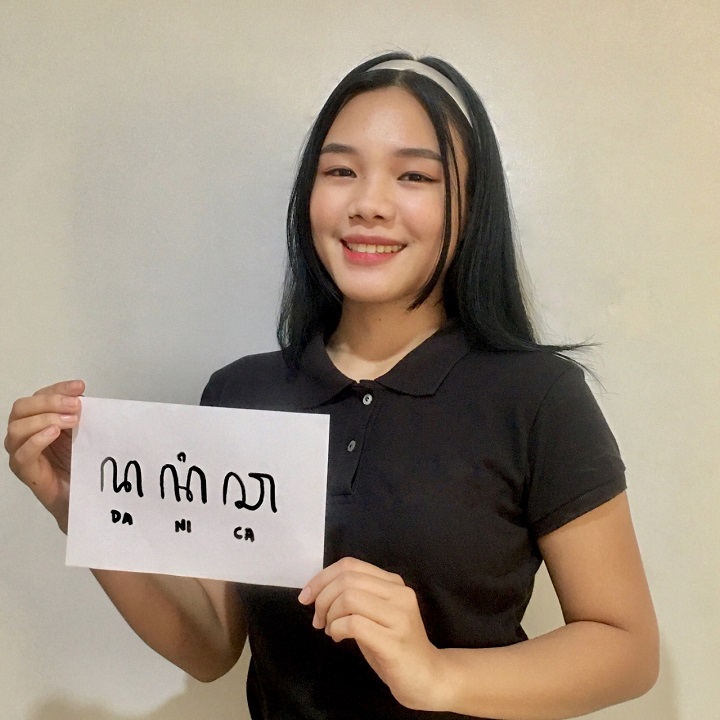Danica Joy De Vicente dari Our Lady of Fatima University, Filipina berhasil menuliskan nama panggilannya dalam huruf aksara Jawa