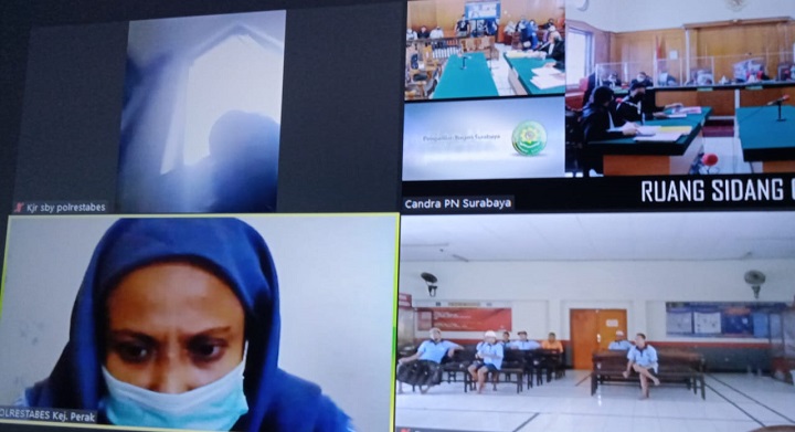 Terdakwa Nurhayati, saat menjalani sidang ruang Candra PN.Surabaya, secara online Selasa (02/11/2021). SP/Budi Mulyono