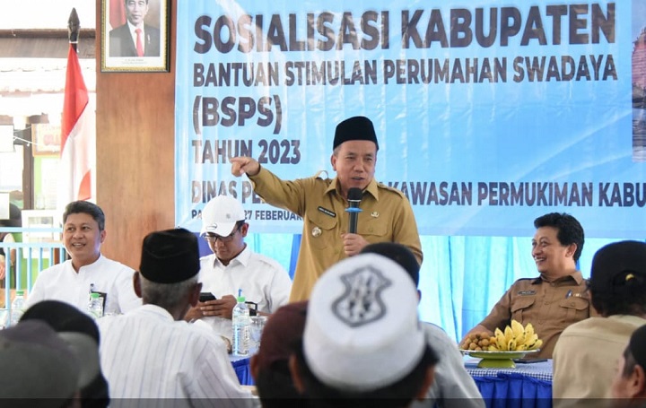 Wabup Gus Mujib saat memberikan penjelasan program pemerintah tentang RTLH kepada warga Pasuruan.