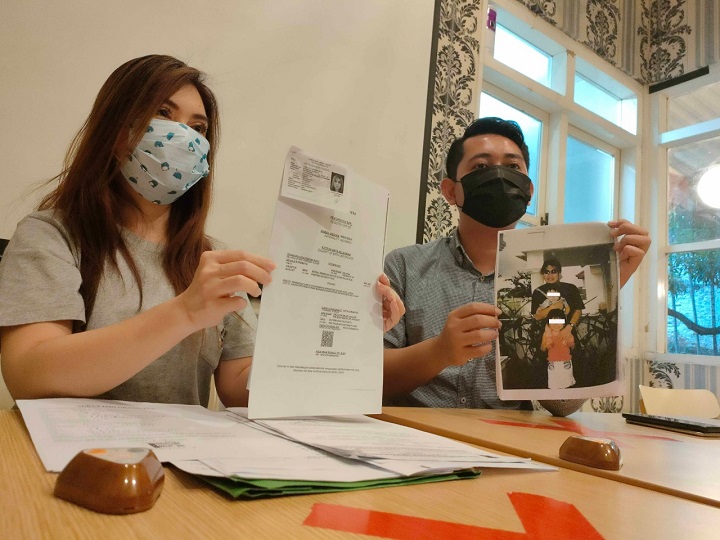 Linda Leo Darmosuwito  didampingi penasehat hukumnya saat memberikan keterangan pers di Surabaya, Selasa (20/4/2021). SP/Budi Mulyono