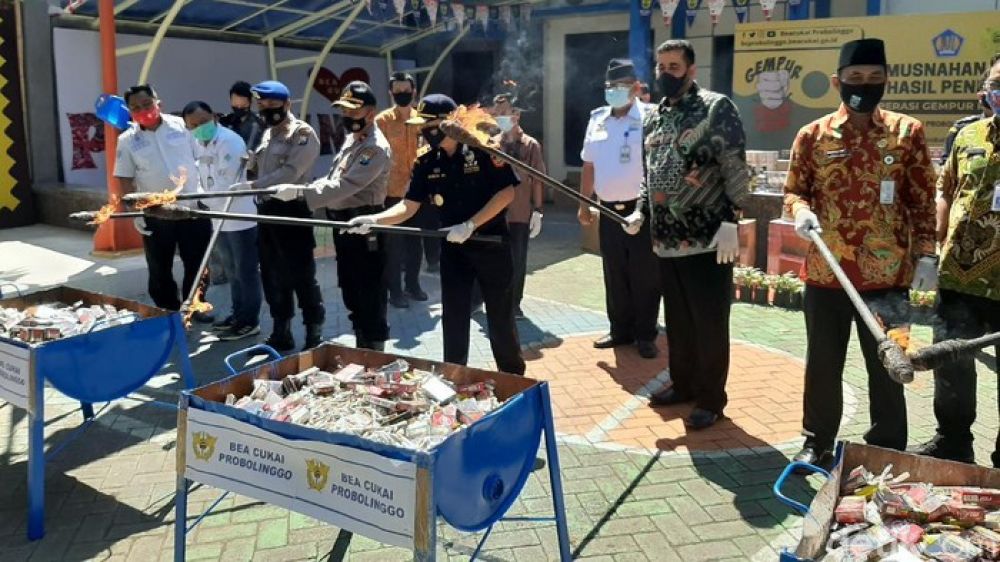 Pemusnahan barang ilegal bea cukai Probolinggo. SP/ DECOM