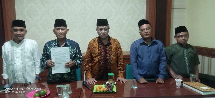 Ketua PCNU didampingi Rais Syuriah dan Katib Syuriah saat Pers Rilis di Kantornya. SP/MUHAJIRIN KASRUN