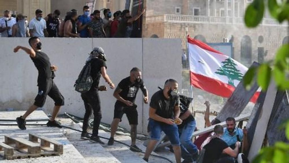 Massa di Beirut, Lebanon turun ke jalan untuk berdemonstrasi usai peristiwa ledakan. SP/ DECOM