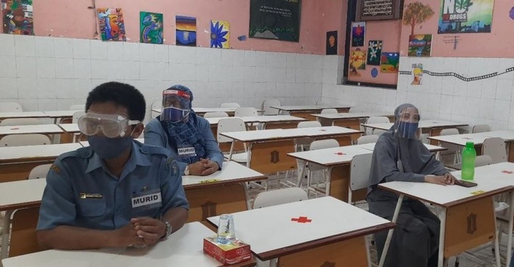 Para guru saat simulasi sekolah tatap muka dengan protokol kesehatan di Surabaya. SP/ DECOM